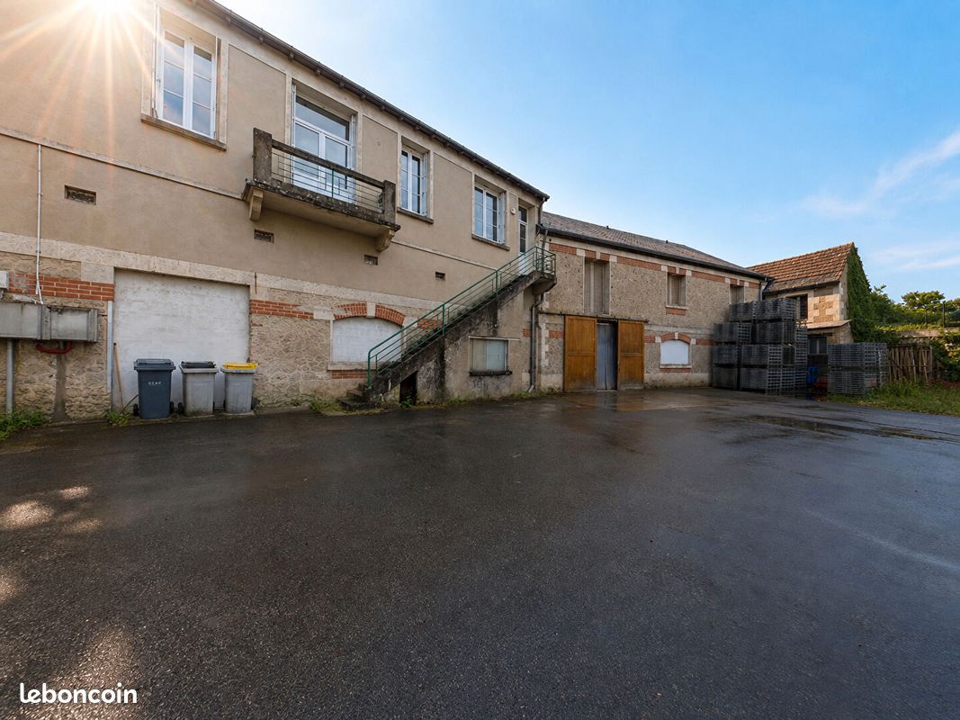 Parking/box 900 m² MONTLOUIS SUR LOIRE (image 1)