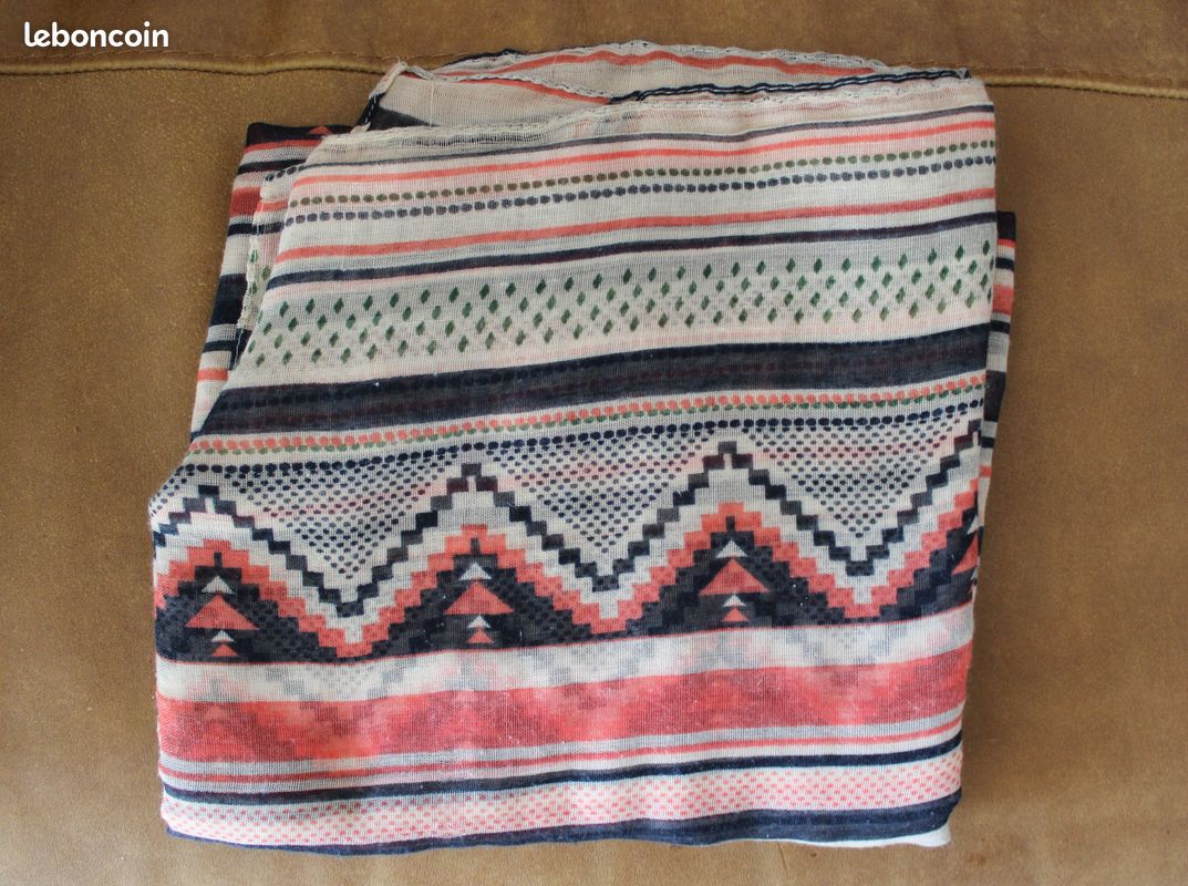 Foulard graphique beige, bleu et rouge (image 2)