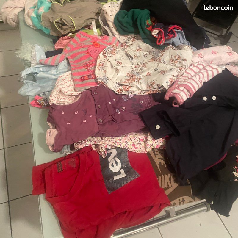 Je vends les deux sacs, 15  les vêtements de bébé fille de l’âge, trois mois jusqu’à 18 mois (image 5)