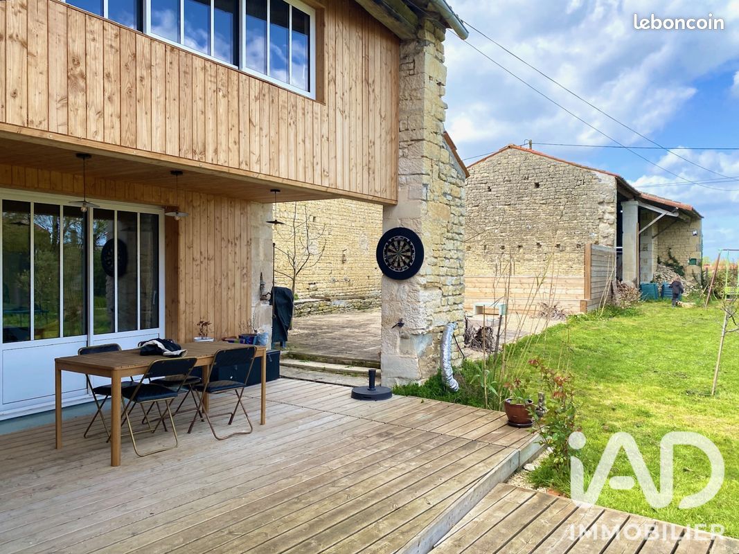 Maison 9 pièces 336 m² · à Doeuil-sur-le-Mignon · 336 m² · 329 000 €