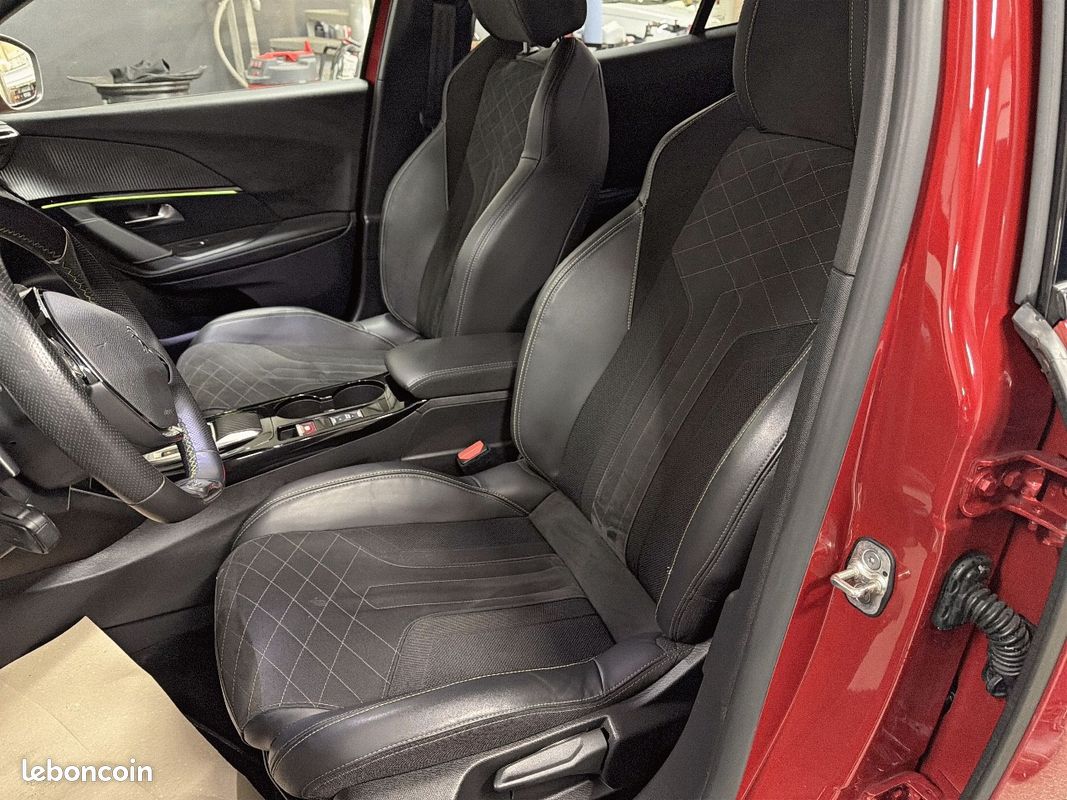 PEUGEOT 2008 BlueHDi 130 S&S EAT8 GT Pack (image 16)