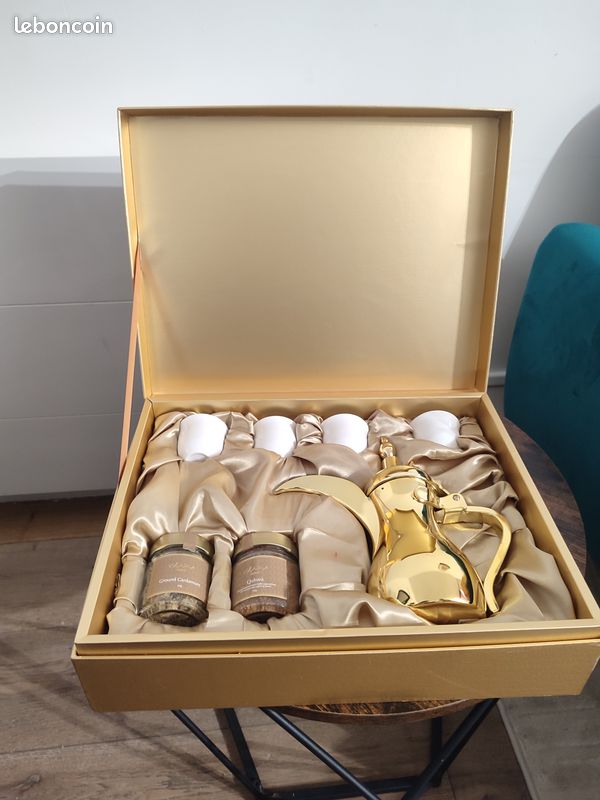 Service à café oriental de luxe – Dallah dorée + tasses + épices – Coffret cadeau (image 1)