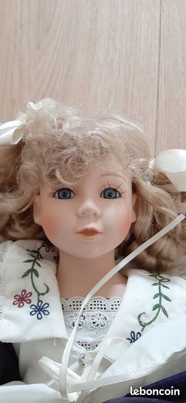 Poupée en porcelaine (image 1)