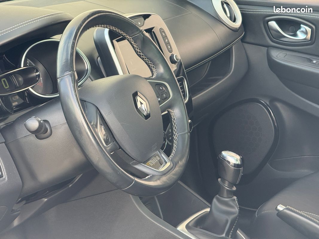 RENAULT CLIO 1.2 TCE 120 INITIALE PARIS 118Ch Sièges chauffants Système Bose Garantie 12 mois (image 25)