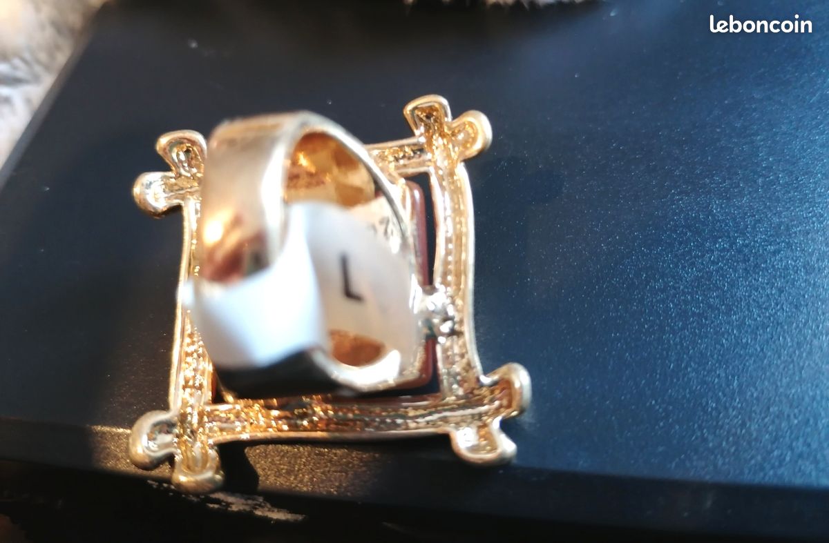 Bague Large Dorée De La Marque Camille Lucie - Taille 57 - Strass - Occasion