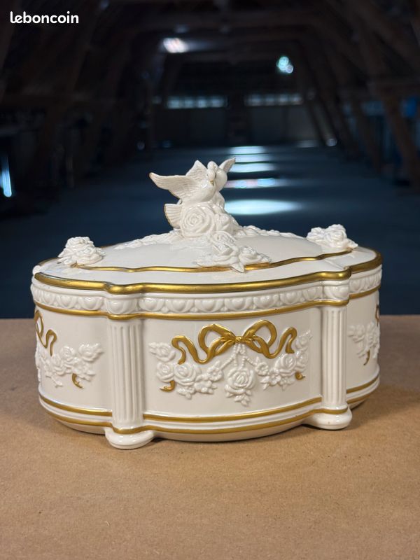 Boîte à bijoux The Fabergé Snow Dove – FM Fine Porcelain – Colombes & roses (image 1)