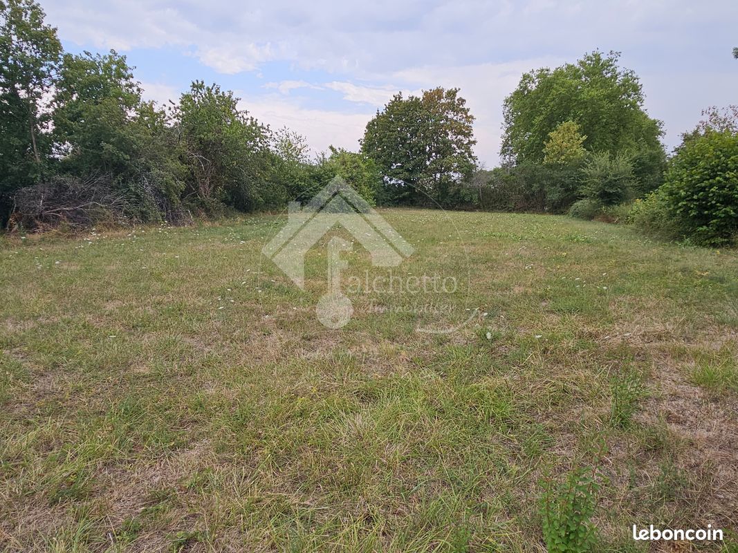 Terrain 1902 m² · à Jaligny-sur-Besbre · 1 902 m² · 15 000 €