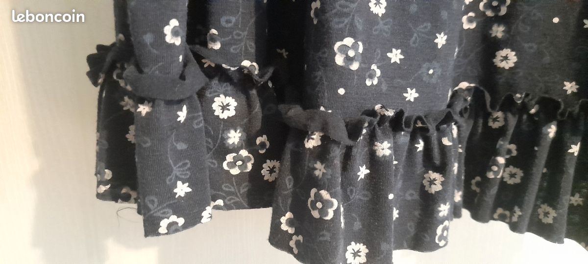 Tunique bleue marine à motif fleuri
Coton extensible
Manche et encolure élastiquées
Largeur encolure 31cm largeur aisselles 50cm longueur 61cm
Neuve (image 4)