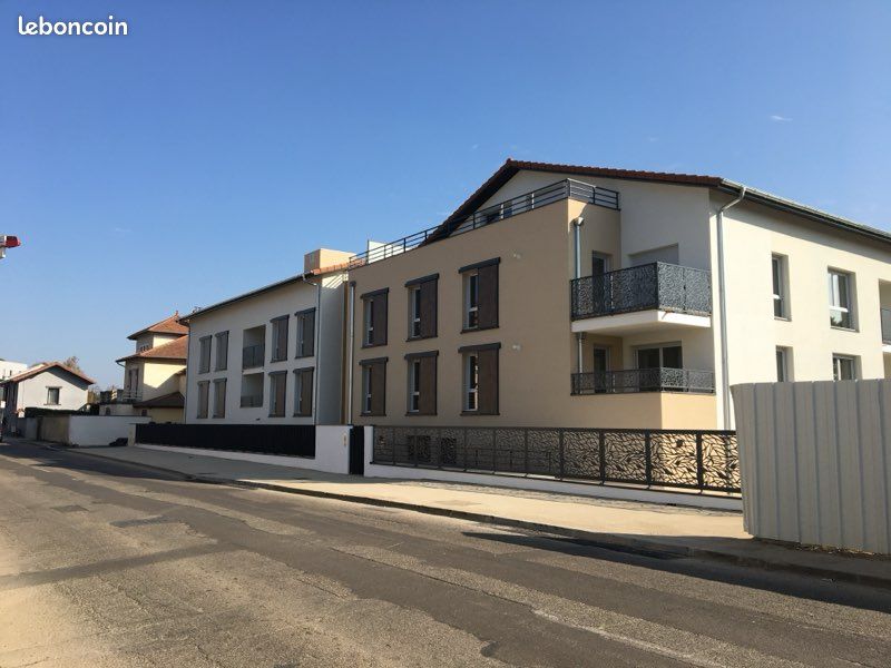 Garage à louer 1 voiture - Résidence fermée centre ville Brignais - Accès gare SNCF et TCL à 100 m · 90 €/mois