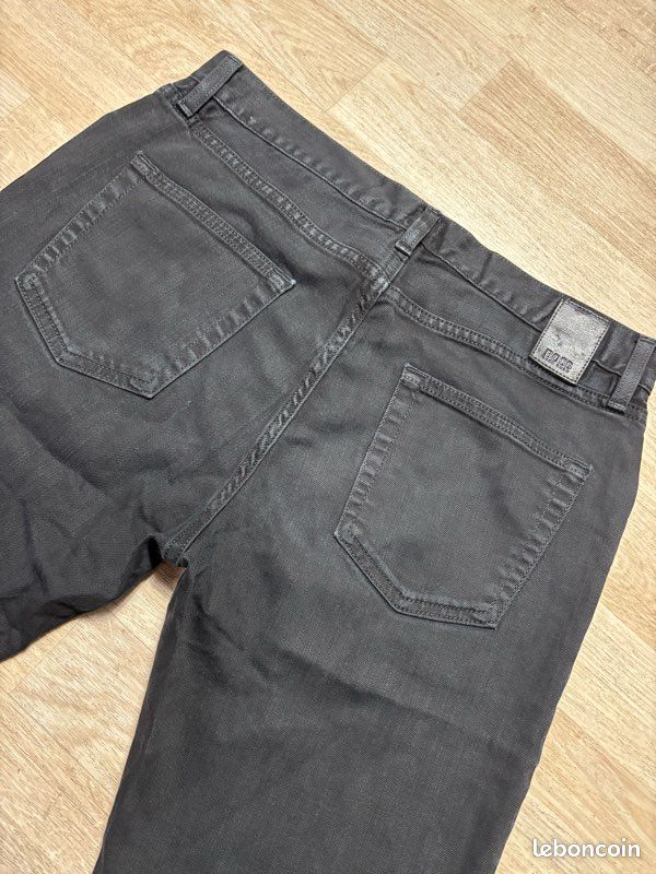 Jean HUGO BOSS Noir - Taille W26 L34, Coton/élasthanne, Coupe Droite, état Neuf Sans étiquette