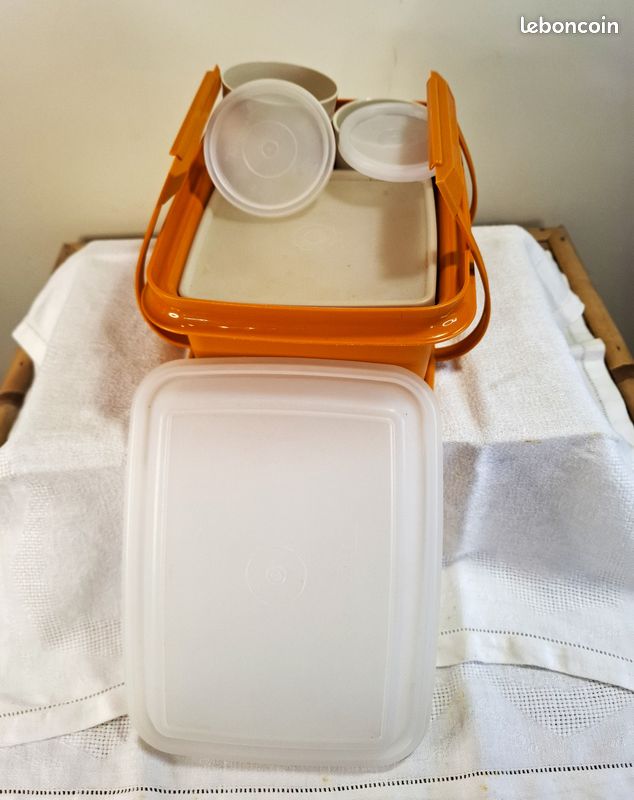 Une Boîte à Déjeuner De Pique-nique Avec Des Sandwichs, Des Craquelins