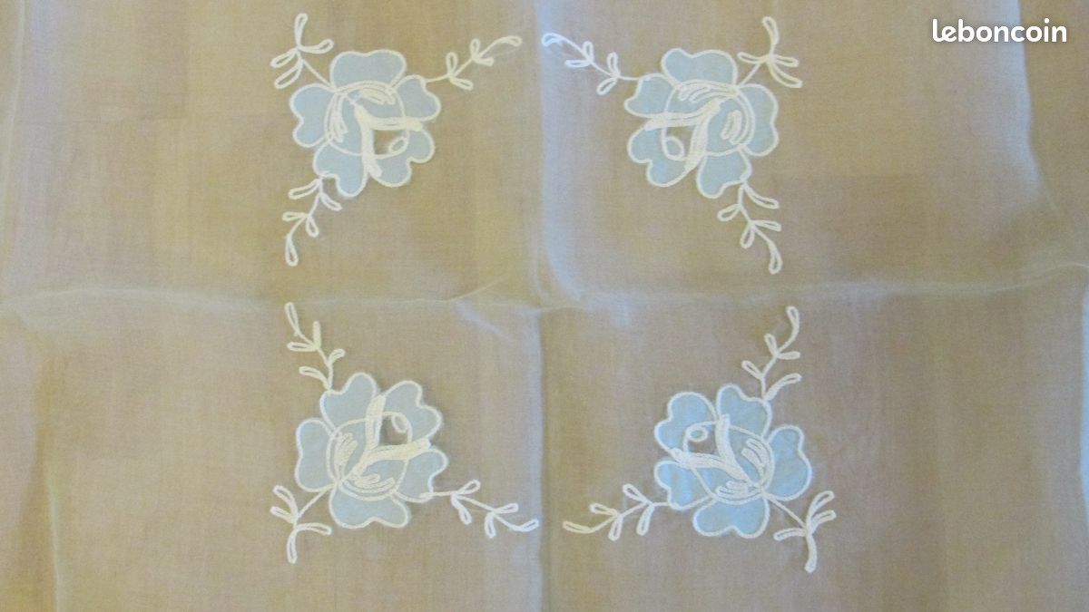 Chemin De Table Ovale Brodé Fleur Bleue Sur Polycoton, Neuf Sans étiquette, Fait Main