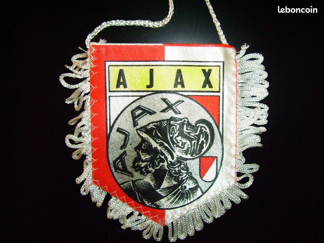 Voici le fanion de l'Aja Amsterdam pour son match amical