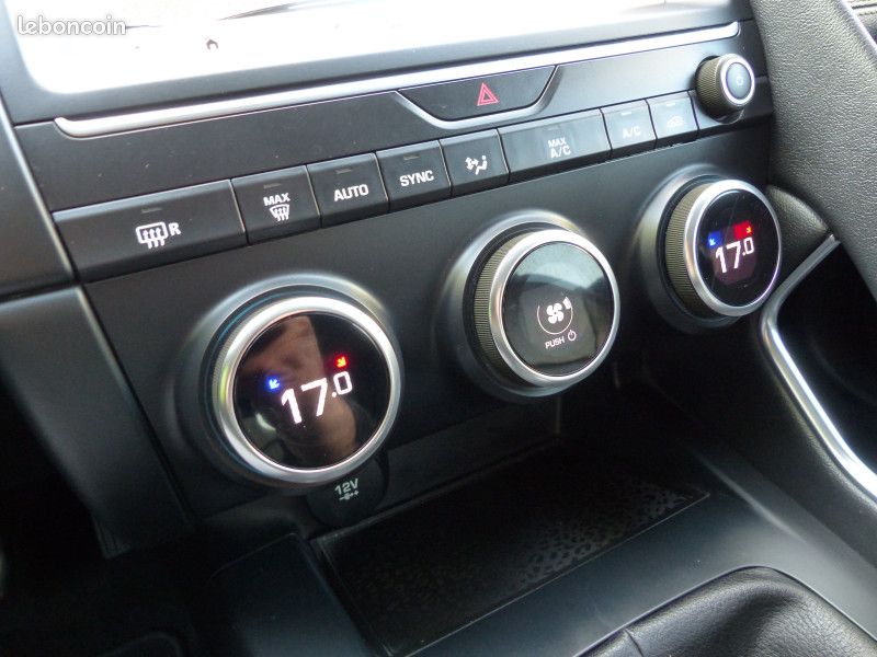 Jaguar E-PACE 2.0D 150CH R-DYNAMIC S AWD (image 29)