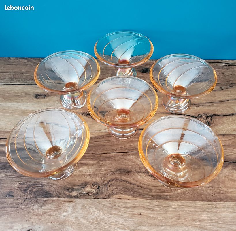 6 coupes a glace vintage en inox. Argenté