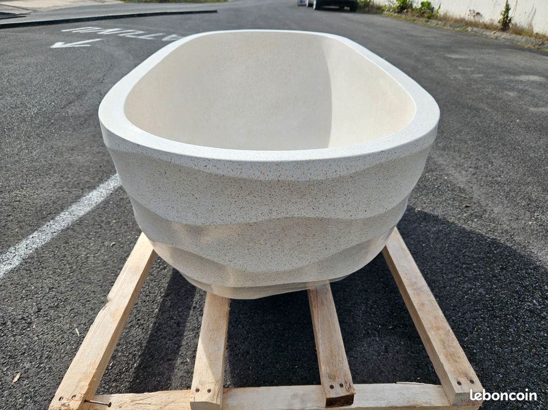 đ Baignoire en pierre offrant un rendu luxueux et une finition artisanale soignĂ©e (image 4)
