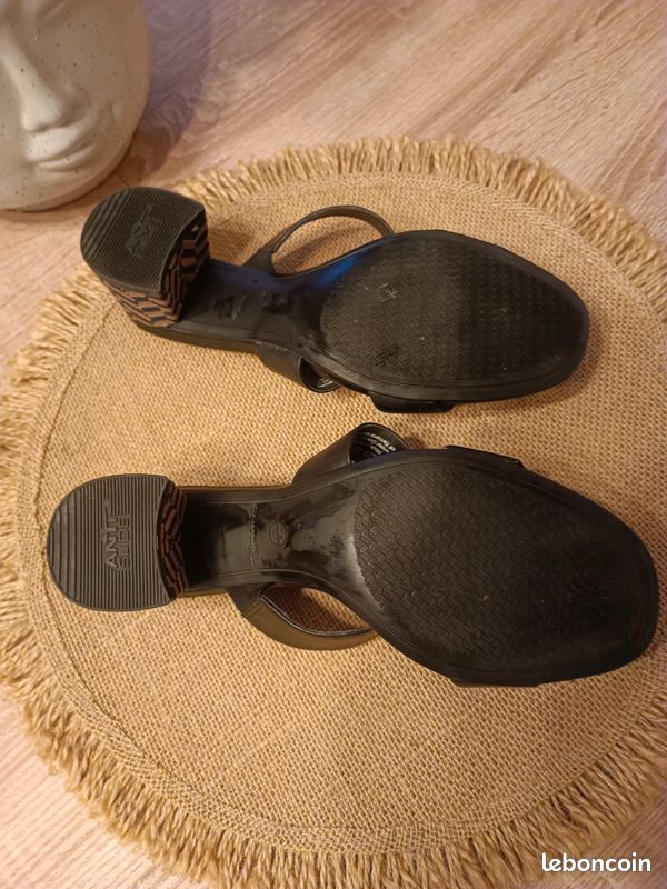 Chaussures nus pied couleur noir ,portes une fois très bon état , marque tamaris pointure 37 envoi mondial relais (image 4)