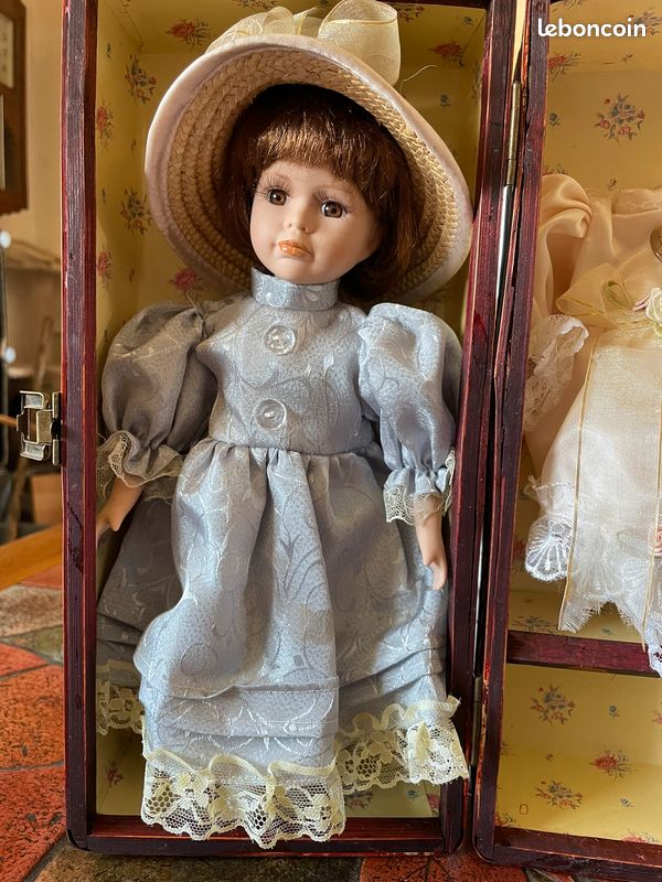 Poupée ancienne en porcelaine et costume traditionnel suisse (Gebraucht