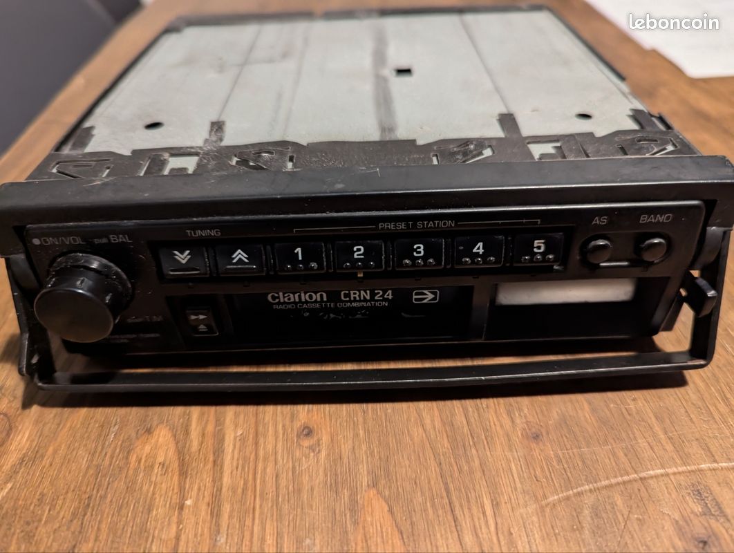 Autoradio clarion d'origine Peugeot 205 (image 1)