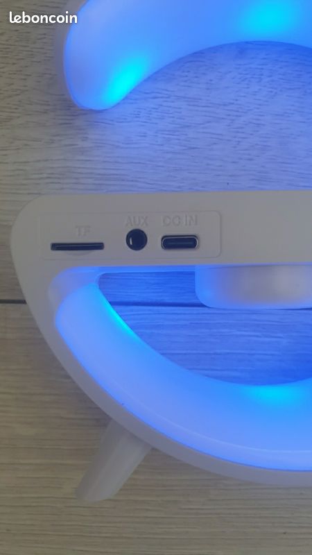 Lampe LED RGB chargeur inductif 15 W + horloge + haut-parleur Bluetooth Blanc (image 3)