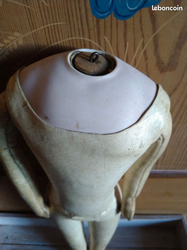 commercialisation Montez et descendez comté ancienne poupée algérienne avec broc