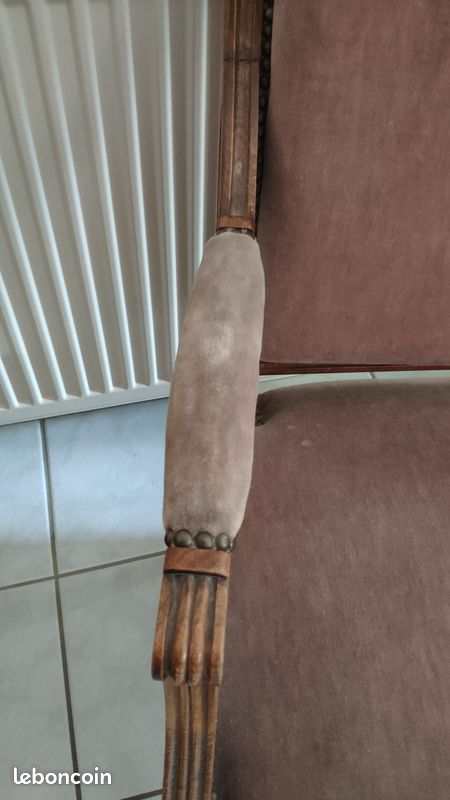 Beau et large fauteuil de style Louis XVI (image 4)