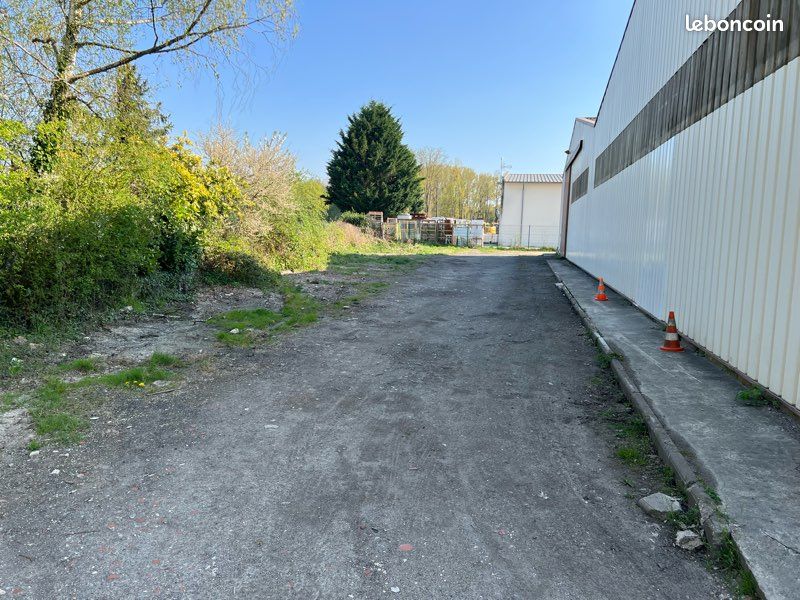 Terrain stockage · à Villeneuve-le-Comte · 500 €/mois