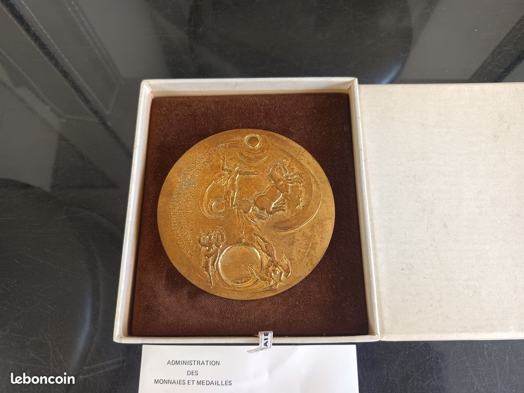 MÉDAILLEDE TABLE BRONZE Doré Jules Fonson boîte avec support d'origine