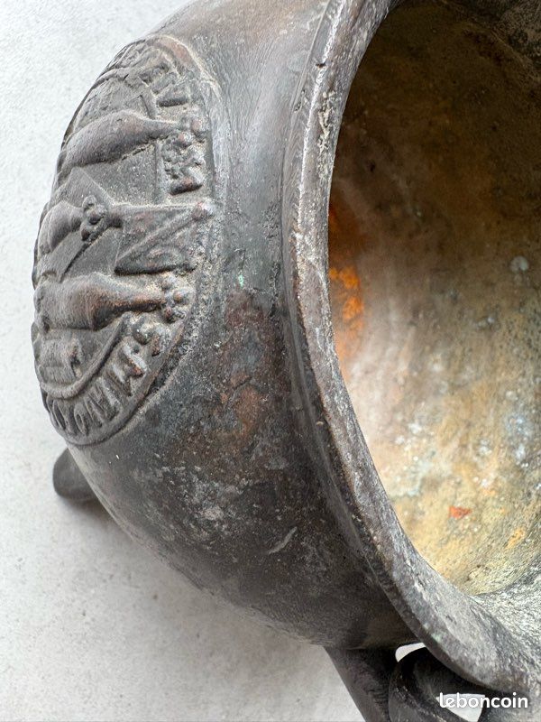 Cocotte en fonte ( Pied selle ° - Arts de la table