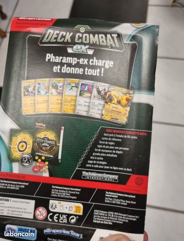 JCC Pokémon Deck Combat Pharamp-ex – Deck 60 Cartes Prêt à Jouer, 2 Boosters, Tapis, Pièce Métallisée, Étui, Code En Ligne – Dès 6 Ans