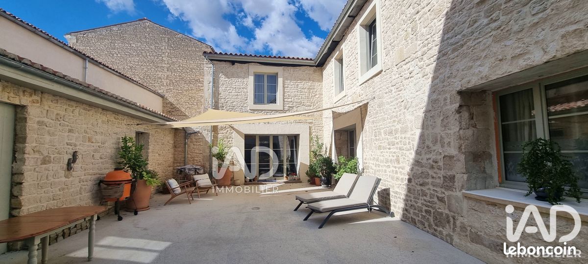 Maison 10 pièces 290 m² · à Fontenay-le-Comte · 290 m² · 699 900 €