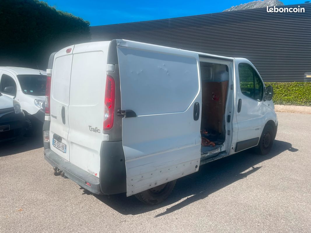 DESTOCKAGE AVANT CONGES ANNUELS A SAISIR. Roule très bien RENAULT Trafic II GRAND CONFORT Phase 2 Fourgon L1H1 1200kg 2.0 dCi 115 cv (image 3)