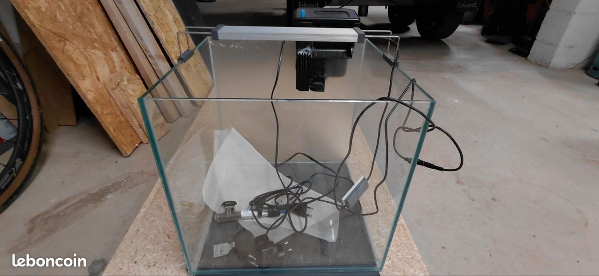 Vends aquarium cube equipé (image 1)