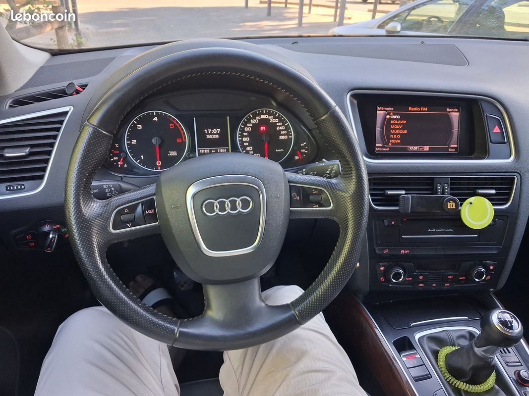 Véhicule Q5 (image 1)