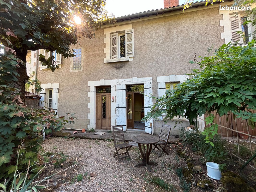 Maison 10 pièces 253 m² · à Savignac-les-Églises · 253 m² · 157 325 €
