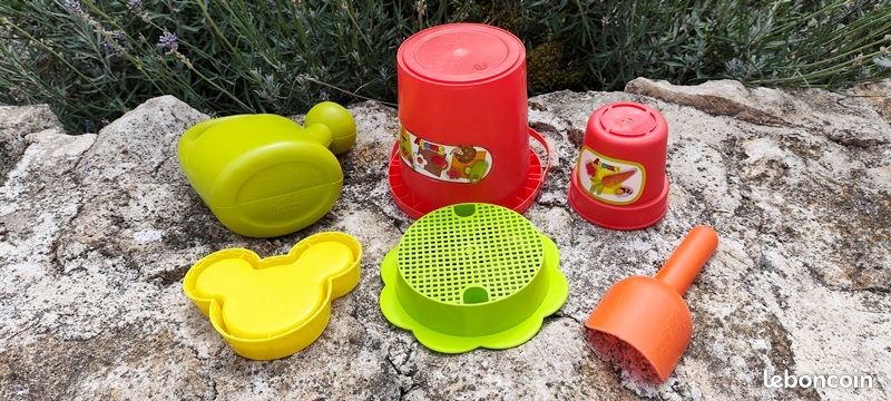 Mondo Toys - BUCKET MINNIE - Seau 17 pour eau - Jouet de plage pour enfants - 18889