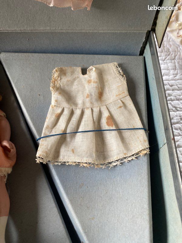 Lot De Vêtements Anciens Pour Poupées + Petite Valise En Carton Avec Poignée Métal