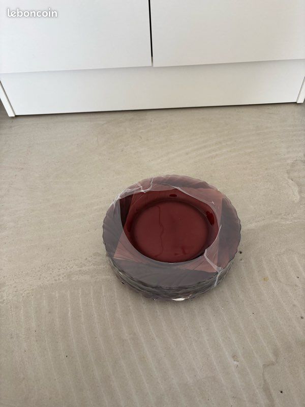 8 assiettes rouges neuves jamais servi (image 1)