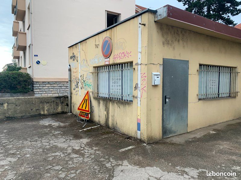 Local commercial (image 1)