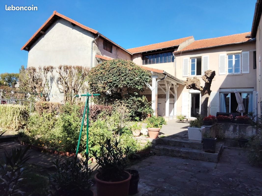 Maison 10 pièces 270 m² · à Aigueperse · 270 m² · 339 000 €