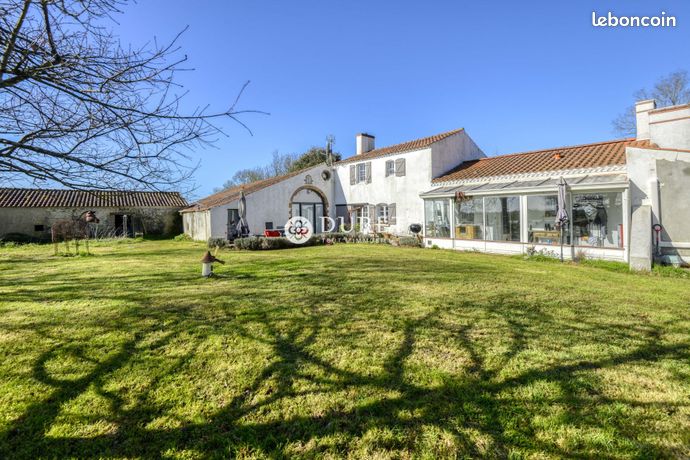 Maison 11 pièces 331 m²