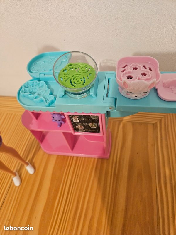 Barbie Atelier De Pâtes – Coffret Poupée Blonde + Pâte à Modeler – Accessoires Cuisine Asiatique – Cadeau Créatif Dès 4 Ans