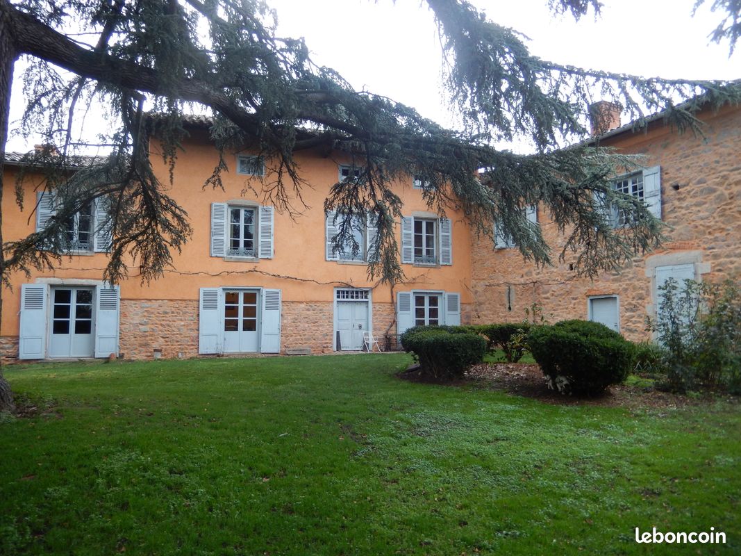 Maison 11 pièces 310 m² · à Pouilly-lès-Feurs · 310 m² · 480 000 €