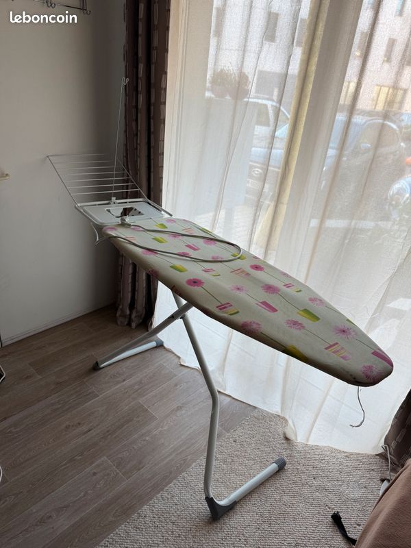 Table à repasser pour Pour Fer à repasser et Centrale Vapeur Hailo France parfait état (image 1)