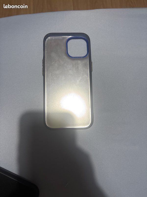 Coque Stone Island Pour IPhone 15 - Coloris Blanc Argent/gris, Protection Anti-choc, Livraison Offerte.