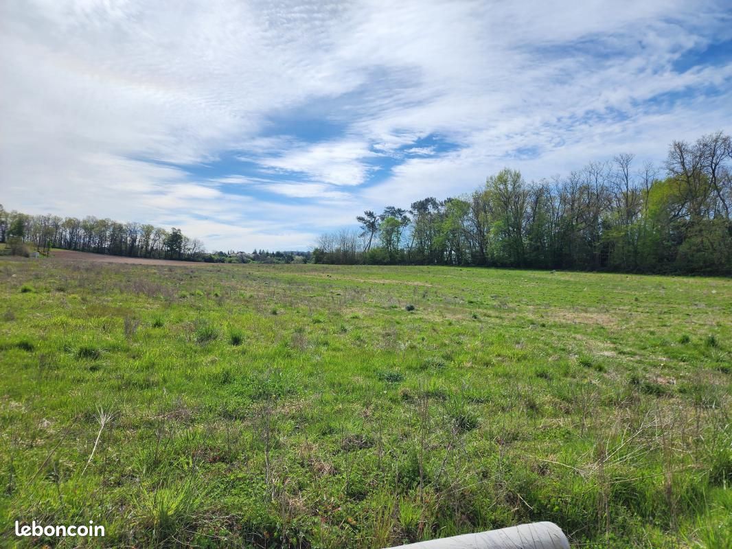 Terrain 1045 m² · à Bassillac Et Auberoche · 48 000 €