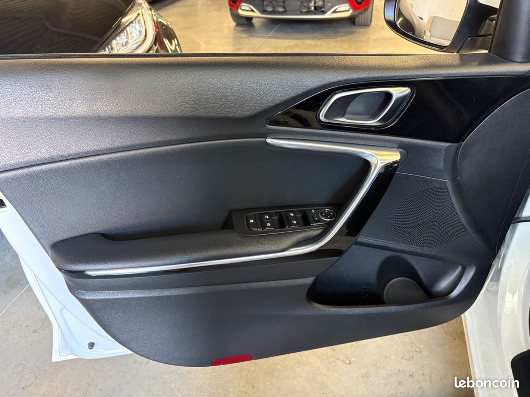 KIA CEED GT-Line 126cv - TOIT OUVRANT/APPLE CARPLAY/CAMÉRA DE RECUL/RADARS/JANTES 17" (image 25)