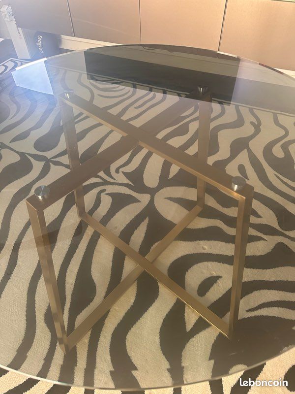 Table à manger ronde en verre fumé et pieds métal doré / laiton (image 4)