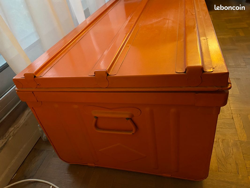 Grande malle en métal orange (image 3)