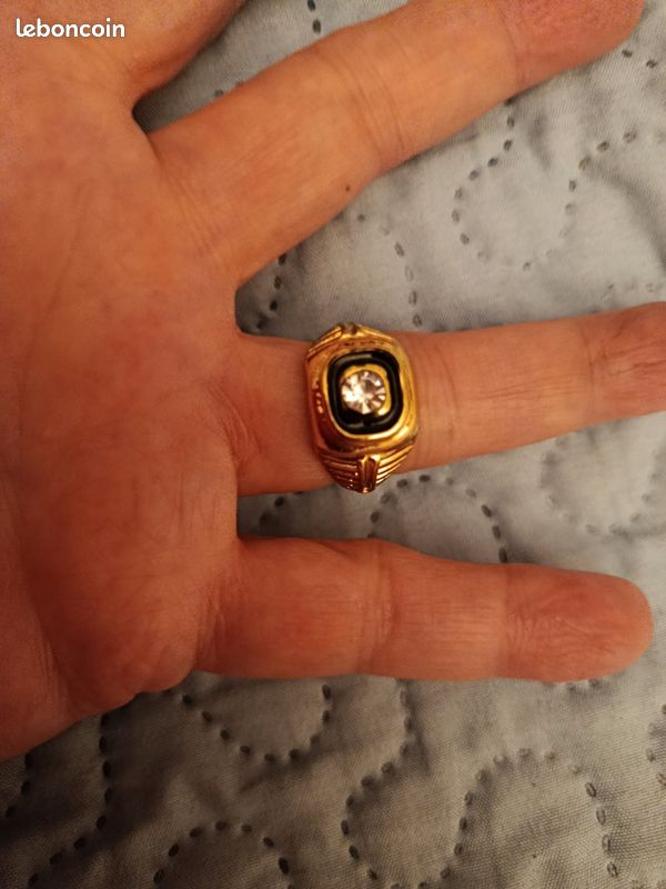 Très jolie bague unisexe neuve métal doré avec cristal au centre (image 1)